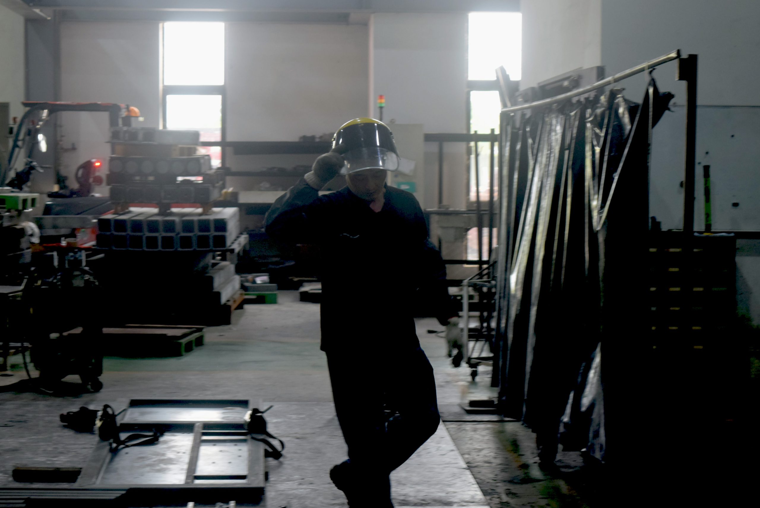 （圖說）要求戴嘉亨現場示範，他馬上戴起專業工具，速度快到差點跟不上。（攝影／邱鈺玲）